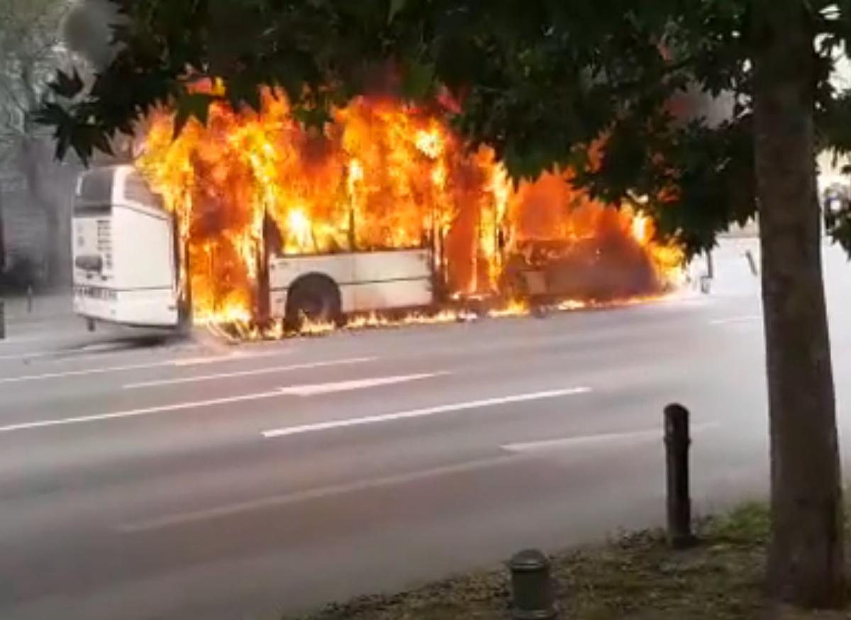 VIDEO + FOTO Momente de panică în București! Un troleibuz a luat foc în centrul orașului