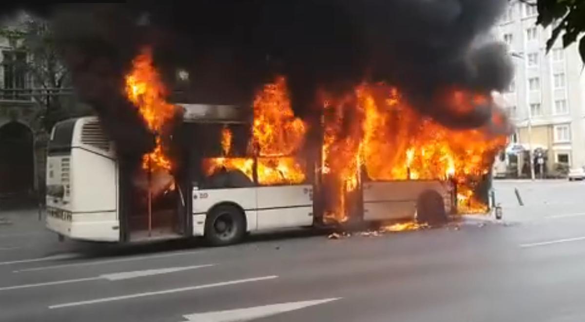 VIDEO + FOTO Momente de panică în București! Un troleibuz a luat foc în centrul orașului