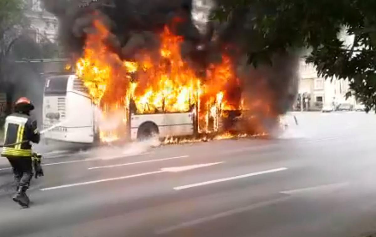 VIDEO + FOTO Momente de panică în București! Un troleibuz a luat foc în centrul orașului