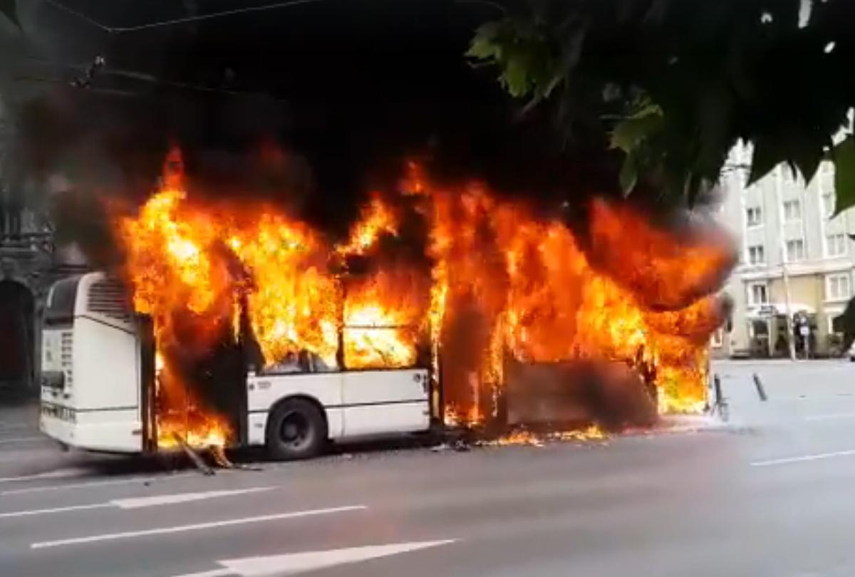 VIDEO + FOTO Momente de panică în București! Un troleibuz a luat foc în centrul orașului