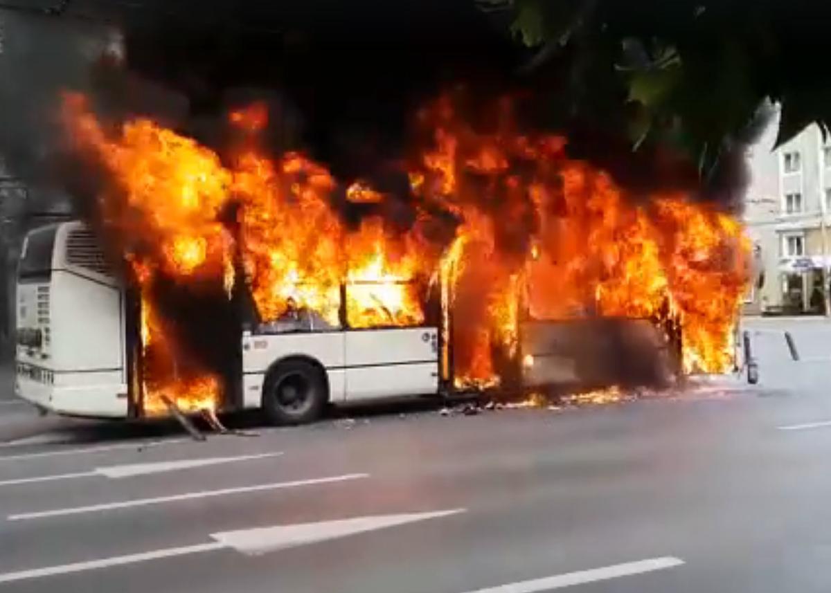 VIDEO + FOTO Momente de panică în București! Un troleibuz a luat foc în centrul orașului