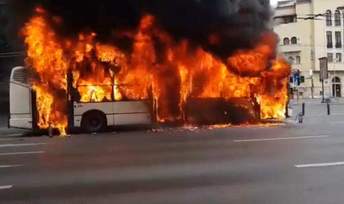 VIDEO + FOTO Momente de panică în București! Un troleibuz a luat foc în centrul orașului