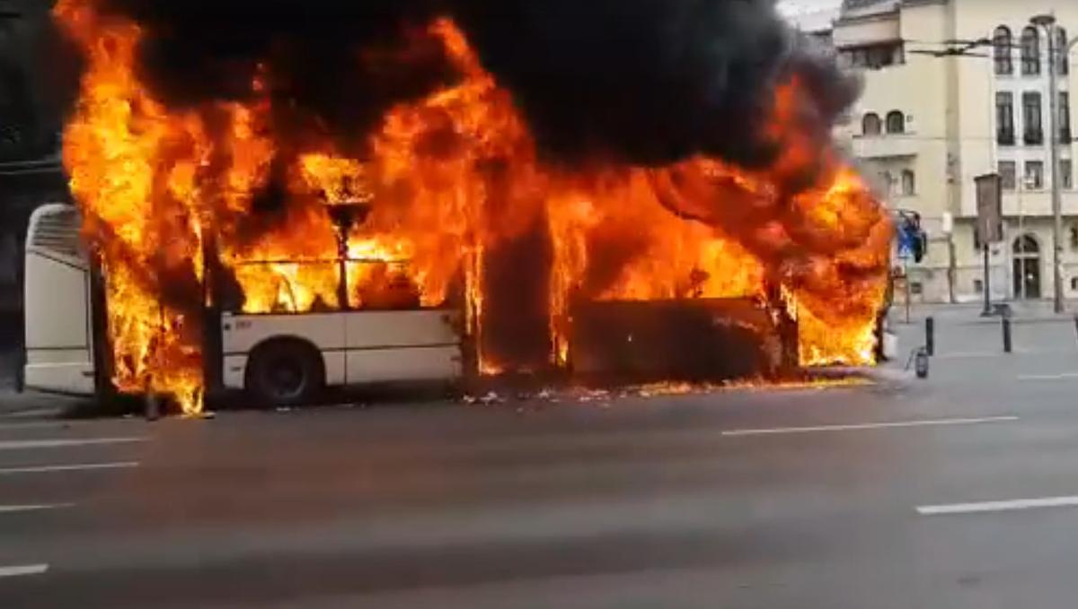 VIDEO + FOTO Momente de panică în București! Un troleibuz a luat foc în centrul orașului