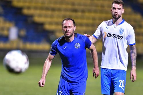 Eugeniu Cebotaru, într-un duel cu Alexandru Tudorie de la CS U Craiova // foto: Imago