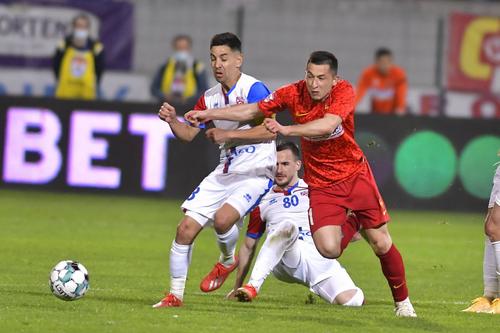 Jonathan Rodriguez, în duel cu Olimpiu Moruțan // foto: Imago