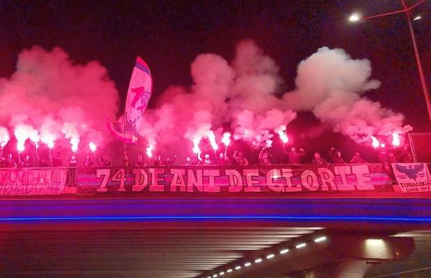 Fanii FCSB au sărbătorit în miez de noapte aniversarea Stelei! Show pirotehnic făcut de suporteri