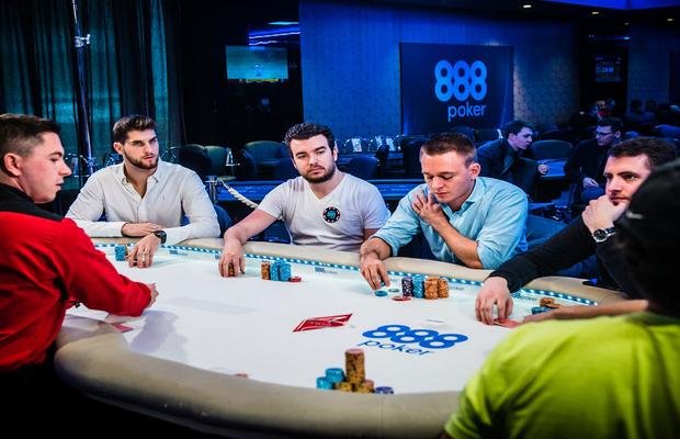 Jucători de fotbal care joacă poker