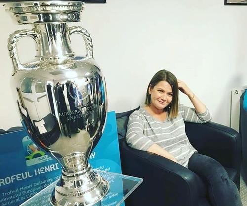 Ioana Cosma și trofeul EURO