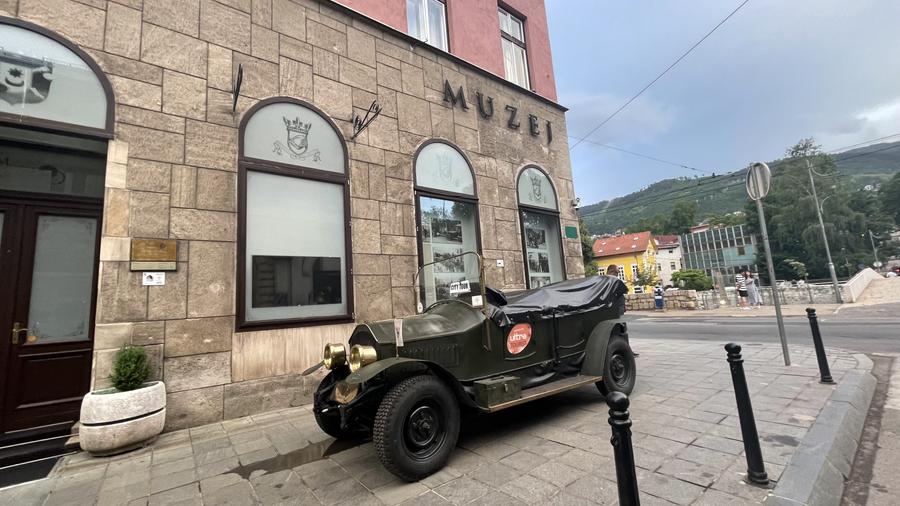 Replica mașinii în care a fost asasinat Franz Ferdinand Sarajevo, rana sângerândă a Bosniei » „Întotdeauna, toate prostiile din Europa au început aici”