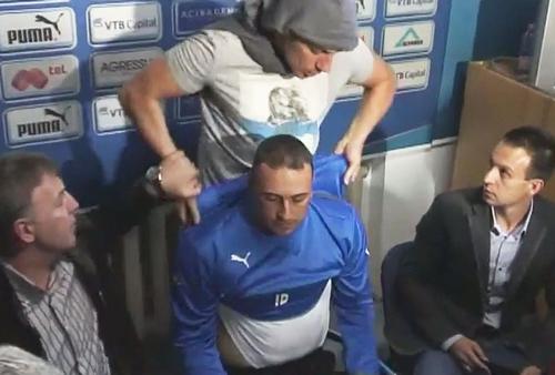 Petev, dezbrăcat de ultrașii lui Levski