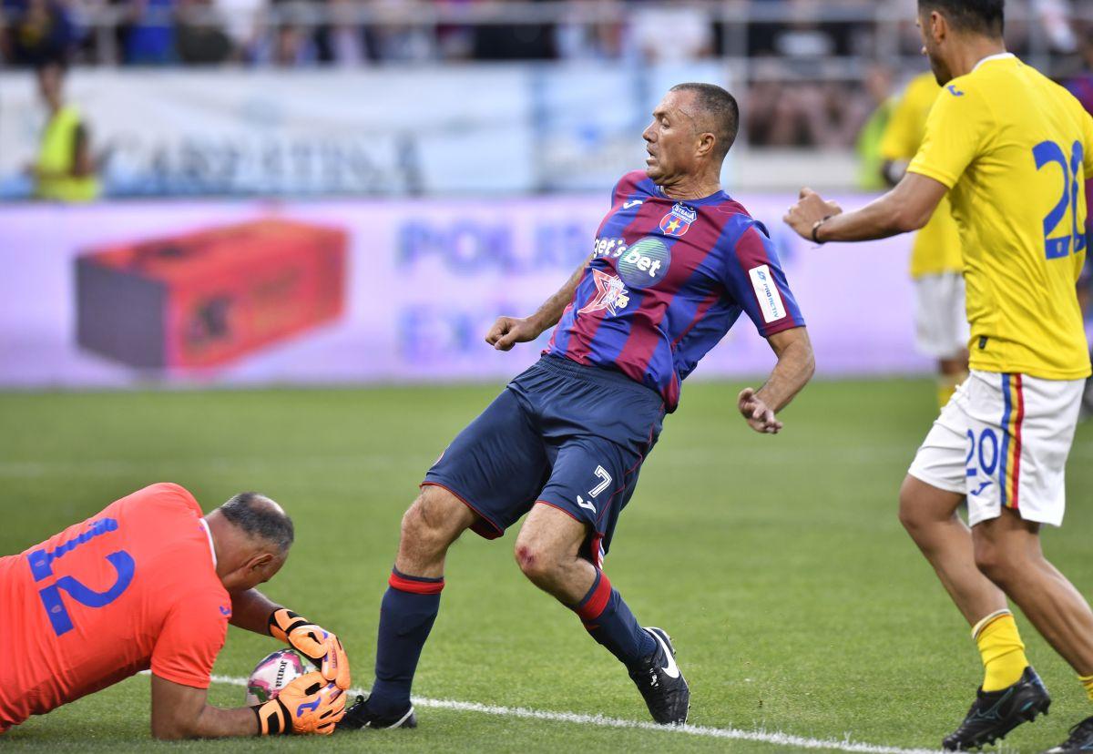 Spectacol pe teren, tristețe în tribune » Meciul legendelor dintre Steaua și România a strâns numai 6.000 de suporteri