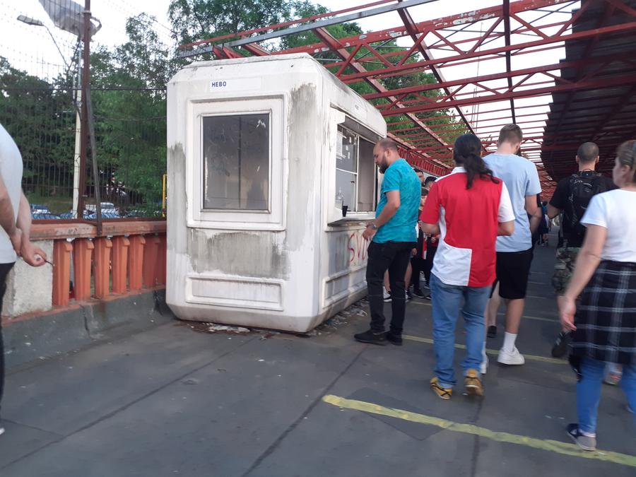 Sub chioșcul la care se vând băuturi și sandviciuri mizeria e la ea acasă MATCHDAY EXPERIENCE, episodul 1 » Stadionul Dinamo » Ruina din centrul orașului: locație de top, igienă la limită și ZERO interacțiune cu fanii