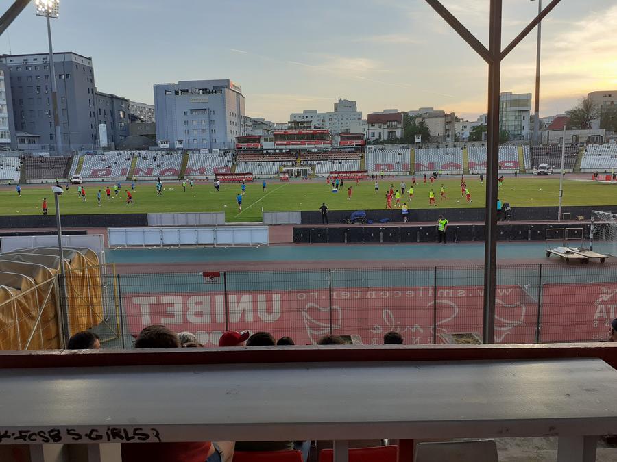 După ce că tribunele sunt departe de gazon, vizibilitatea e obturată de mai mulți stâlpi de susținere MATCHDAY EXPERIENCE, episodul 1 » Stadionul Dinamo » Ruina din centrul orașului: locație de top, igienă la limită și ZERO interacțiune cu fanii