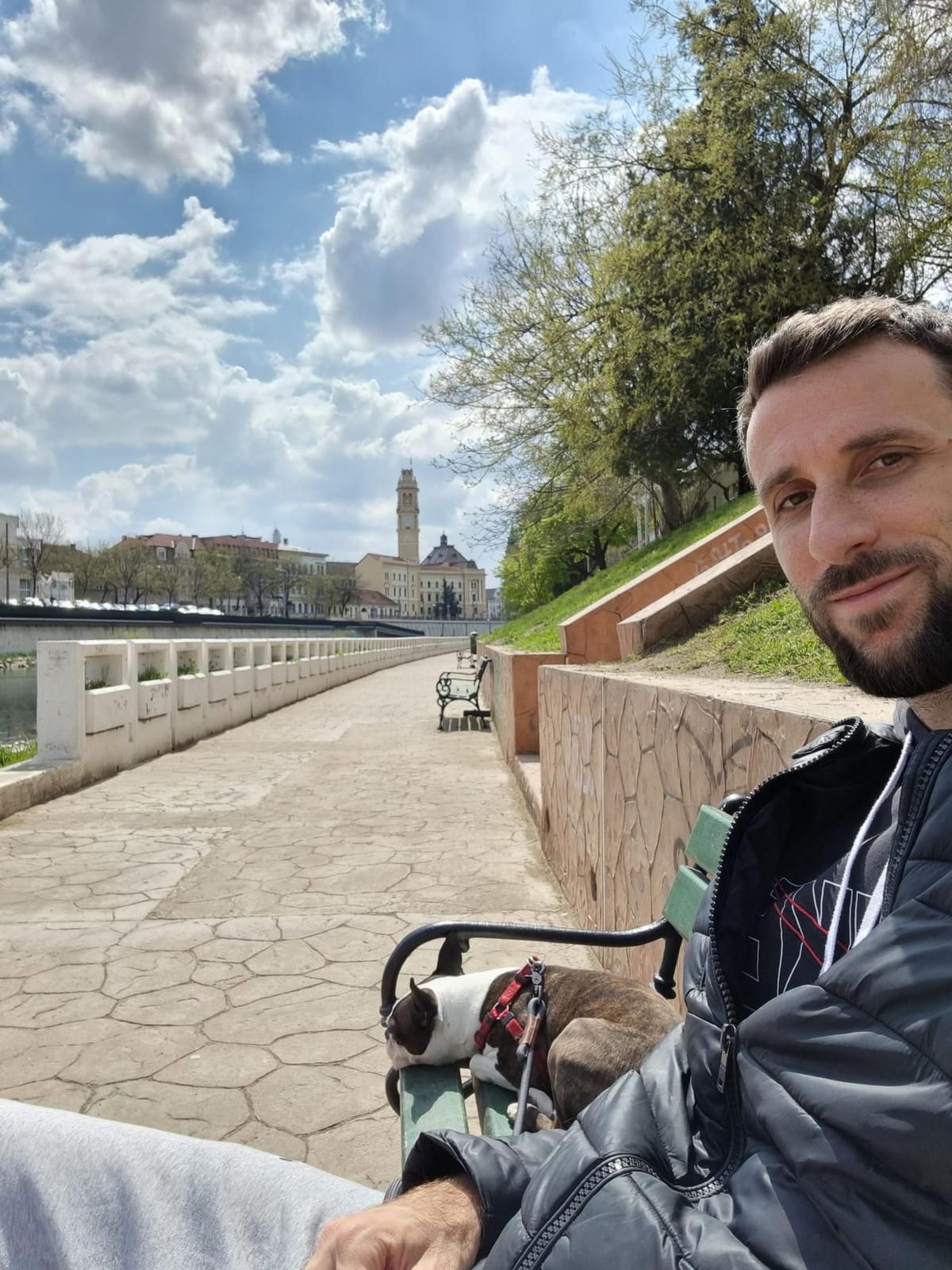 Un sârb stabilit în Oradea povestește ce a trăit în timpul războiului: „Sunau sirenele, fugeam de pe teren în subteran. Am văzut grenade aliniate” + Ce spune despre România