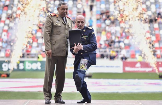 Florin Talpan, moment penibil la aniversarea Stelei! S-a speriat și a făcut praf premiul primit de la CSA