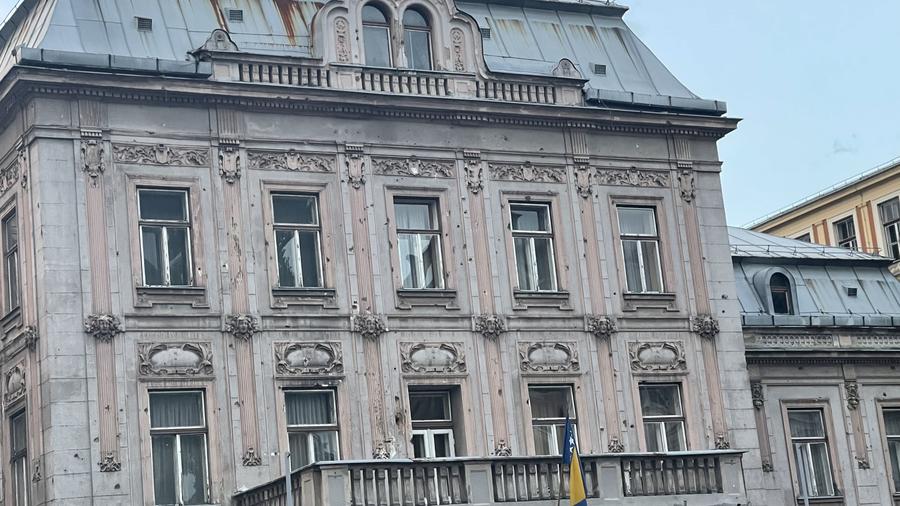 Urme de gloanțe din război în Sarajevo, foto: GSP Sarajevo, rana sângerândă a Bosniei » „Întotdeauna, toate prostiile din Europa au început aici”