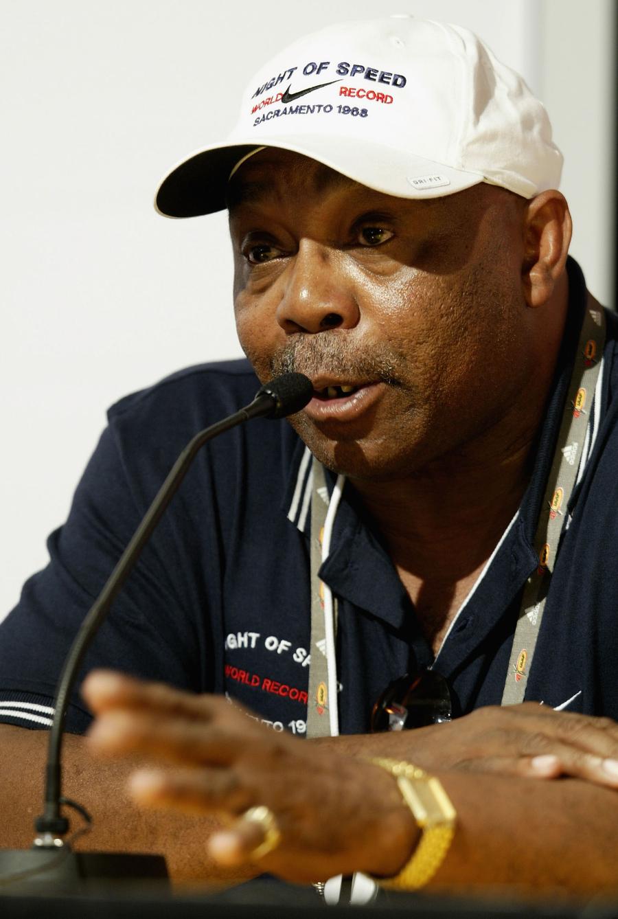 Jim Hines în 2003 la o conferință de presă FOTO Imago Images Jim Hines, primul sprinter care a coborât sub bariera celor 10,00 s la 100 de metri, a încetat din viață, lăsând în urmă multe povești savuroase