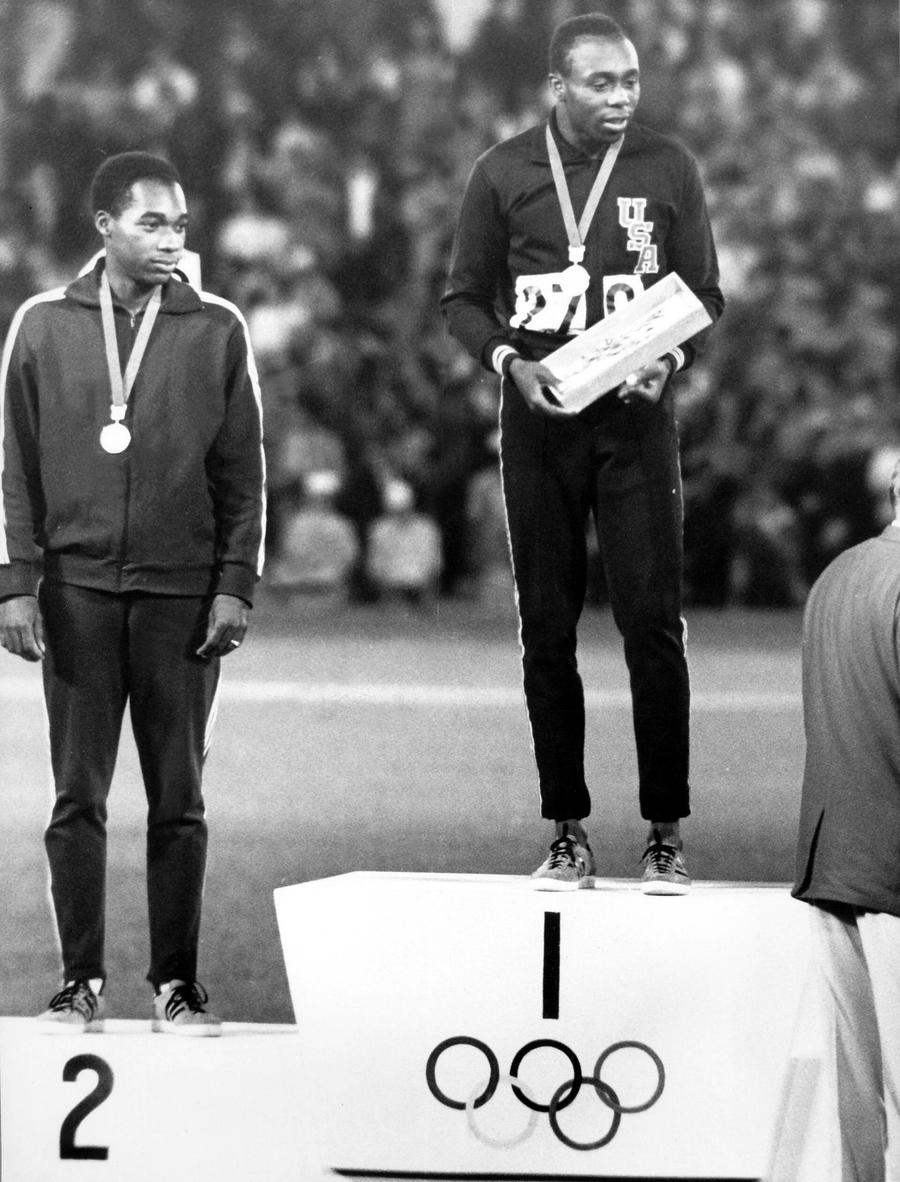 Jim Hines pe podiumul olimpic FOTO Imago Images Jim Hines, primul sprinter care a coborât sub bariera celor 10,00 s la 100 de metri, a încetat din viață, lăsând în urmă multe povești savuroase