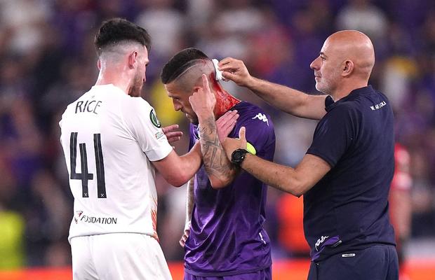 Imagini șocante din finala Conference League: ultrașii i-au spart capul unui fotbalist