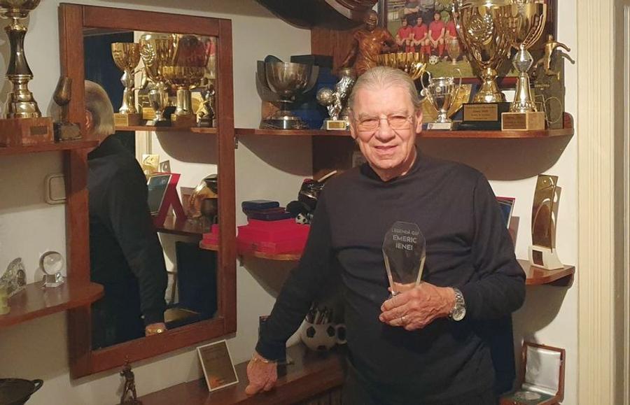 Emeric Ienei, alături de trofeele sale, foto: GSP În drum spre Germania, echipa GSP a oprit pe la marele Emeric Ienei, care a transmis un mesaj din suflet pentru naționala României: „Speranța este și va fi! Coman e favoritul meu”