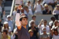 Carlos Alcaraz a revenit de la 1-2 la seturi în fața lui Jannik Sinner și va juca prima sa finală la Roland Garros