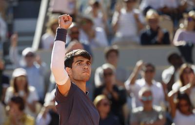 Carlos Alcaraz a revenit de la 1-2 la seturi în fața lui Jannik Sinner și va juca prima sa finală la Roland Garros