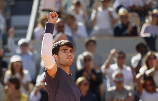 Carlos Alcaraz a revenit de la 1-2 la seturi în fața lui Jannik Sinner și va juca prima sa finală la Roland Garros