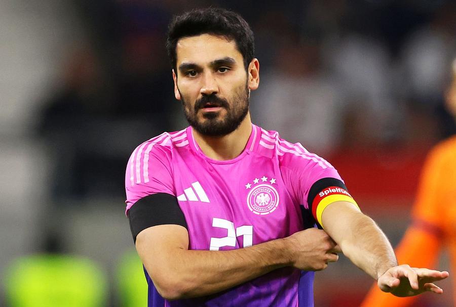 Gundogan cu banderola Germaniei, foto: Gettyimages Apariția lui Gundogan ca primul căpitan dintr-o familie de imigranți RUPE Germania în două » Interviu în Der Spiegel: „Poate arătăm diferit, dar germanii sunt și arabi sau turci sau asiatici”