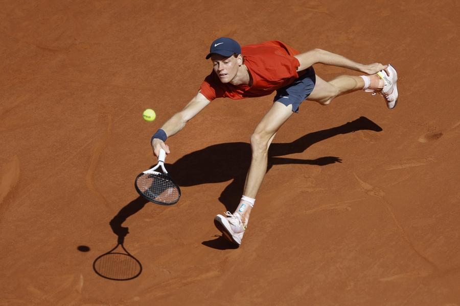 Jannik Sinner întins la maximum FOTO Guliver/GettyImages Carlos Alcaraz a revenit de la 1-2 la seturi în fața lui Jannik Sinner și va juca prima sa finală la Roland Garros