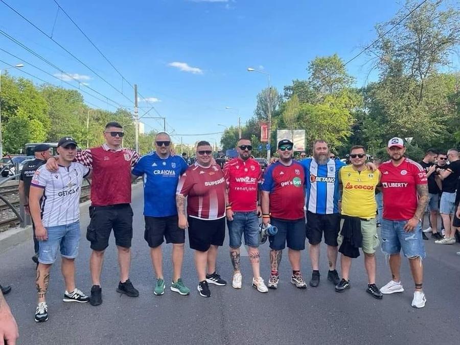 Suporterii mai multor facțiuni din țară s-au fotografiat împreună Moment unic în istoria peluzelor românești » Rivalii de la Steaua, Dinamo, Rapid și Craiova s-au strâns în Ghencea, la România - Liechtenstein! Toate mesajele afișate
