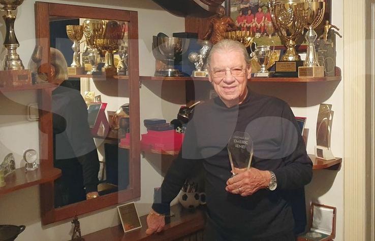 Emeric Ienei, alături de trofeele sale, foto: GSP