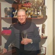 Emeric Ienei, alături de trofeele sale, foto: GSP
