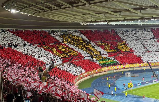 Festivalul de la Viena » Atmosferă de zile mari la Austria - România: ce a vrut să însemne scenografia gazdelor + ai noștri au răspuns cu torțe și un mesaj scurt