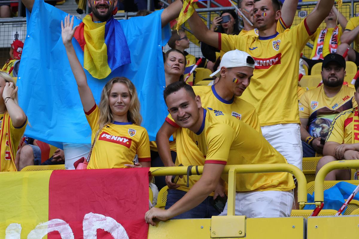 Suporterii au făcut spectacol în tribune la Austria - România 2-1
