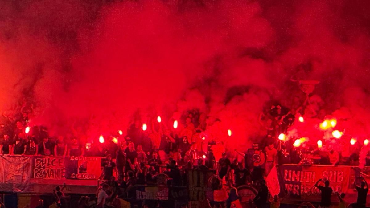 Haos în tribune! Ultrașii de la „Uniți sub tricolor” au aprins zeci de torțe pe stadion + scandări xenofobe