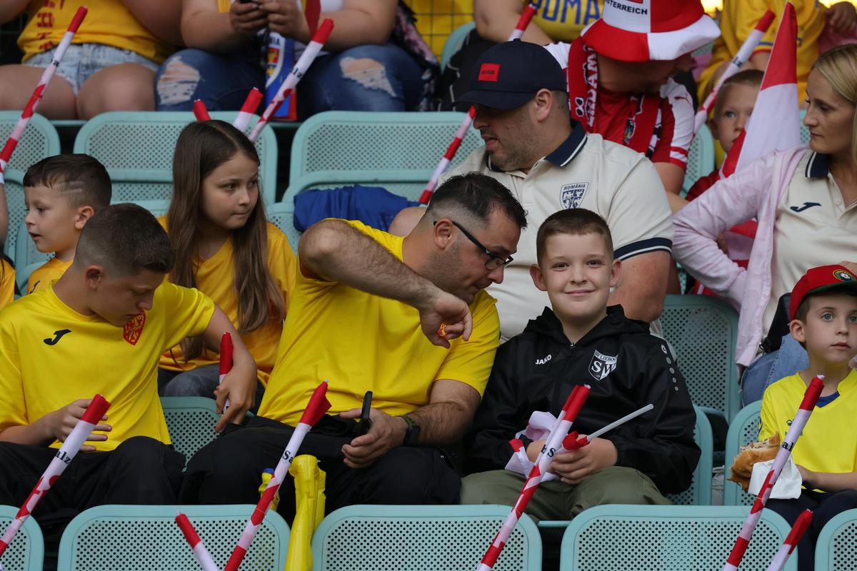 Tricourile galbene au invadat stadionul „Ernst Happel” » Românii le-au dat KO organizatorilor: peste 15.000 la meci