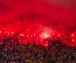 Ultrașii de la „Uniți sub tricolor” au aprins zeci de torțe în Austria - România. Foto: Andrei Crăițoiu (GSP.RO)