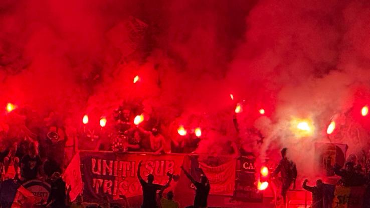 Ultrașii de la „Uniți sub tricolor” au aprins zeci de torțe în Austria - România. Foto: Andrei Crăițoiu (GSP.RO)