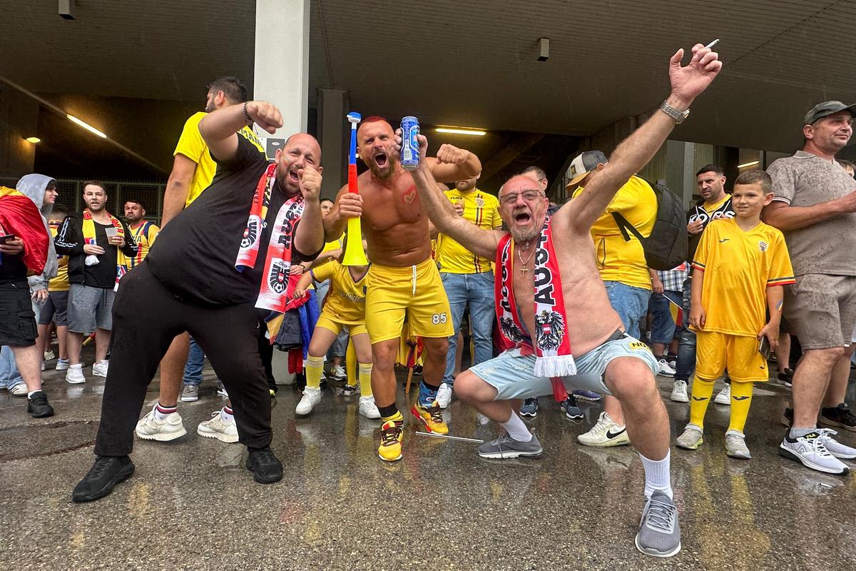 Imagini EPICE de la Austria - România: cum s-au costumat fanii „tricolori”