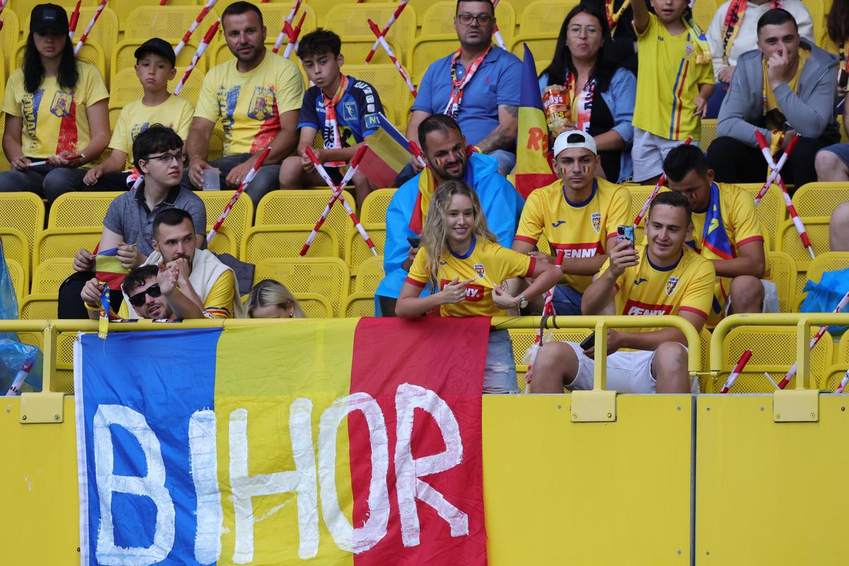 Tricourile galbene au invadat stadionul „Ernst Happel” » Românii le-au dat KO organizatorilor: peste 15.000 la meci