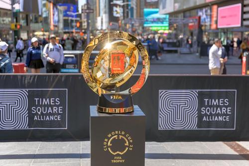 Trofeul Campionatului Mondial al Cluburilor, expus în Times Square, New York/ foto: Imago Images