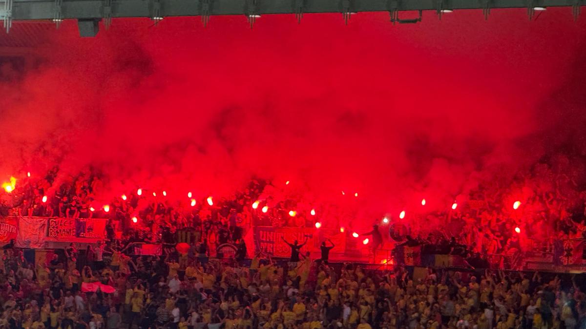 Haos în tribune! Ultrașii de la „Uniți sub tricolor” au aprins zeci de torțe pe stadion + scandări xenofobe