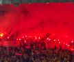 Ultrașii de la „Uniți sub tricolor” au aprins zeci de torțe în Austria - România. Foto: Andrei Crăițoiu (GSP.RO)