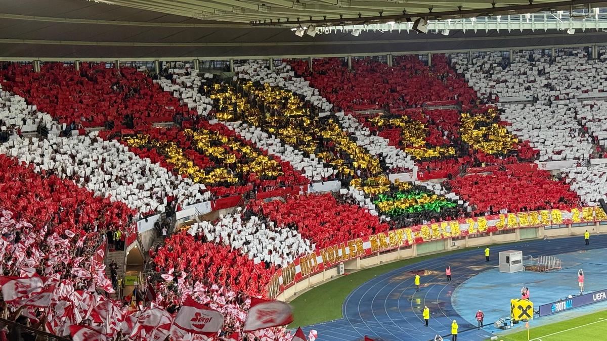 Festivalul de la Viena » Atmosferă de zile mari la Austria - România: ce a vrut să însemne scenografia gazdelor + ai noștri au răspuns cu torțe și un mesaj scurt