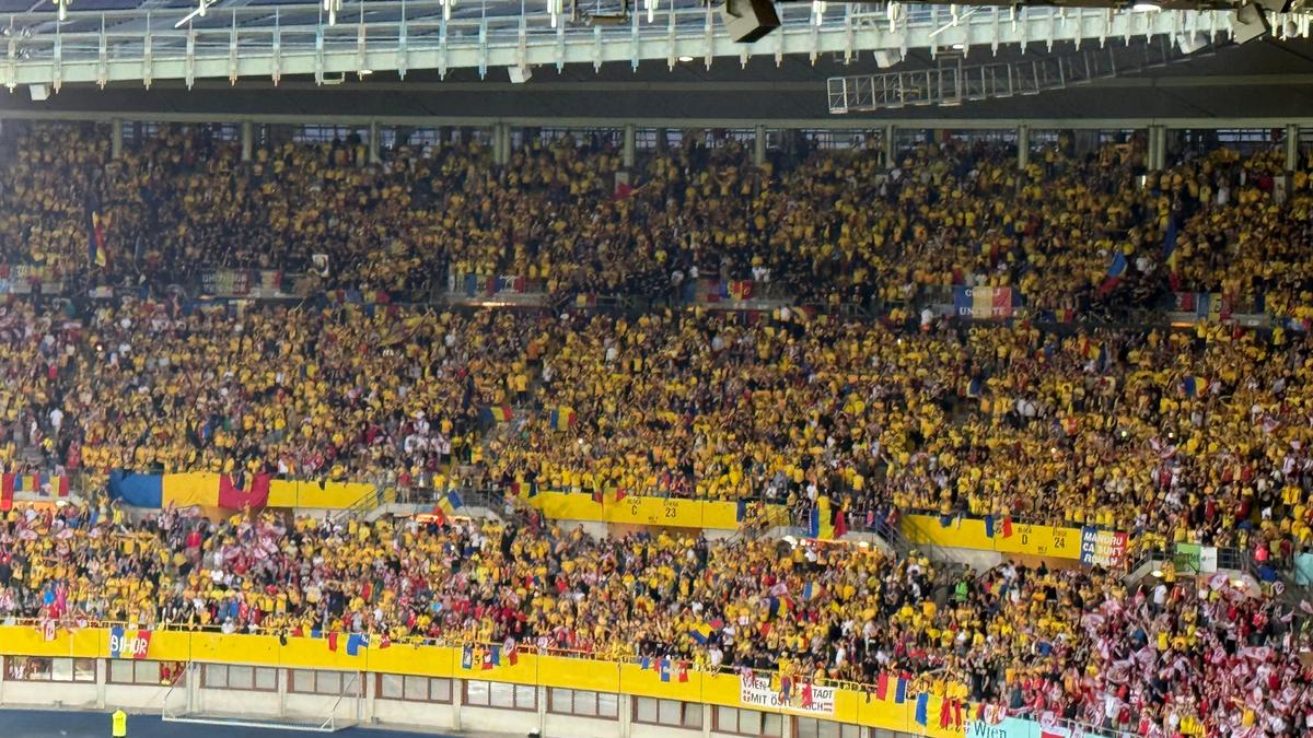 Festivalul de la Viena » Atmosferă de zile mari la Austria - România: ce a vrut să însemne scenografia gazdelor + ai noștri au răspuns cu torțe și un mesaj scurt