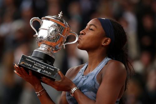Coc Gauff cu trofeul de la Roland Garros FOTO Guliver/GettyImages
