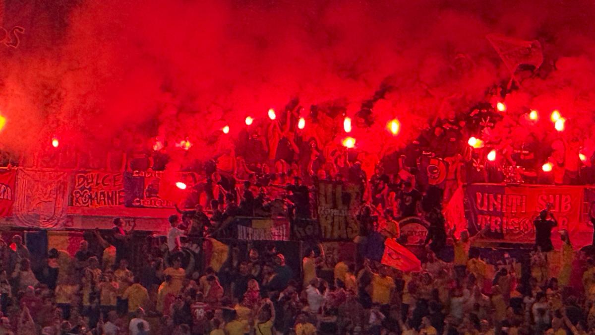 Haos în tribune! Ultrașii de la „Uniți sub tricolor” au aprins zeci de torțe pe stadion + scandări xenofobe