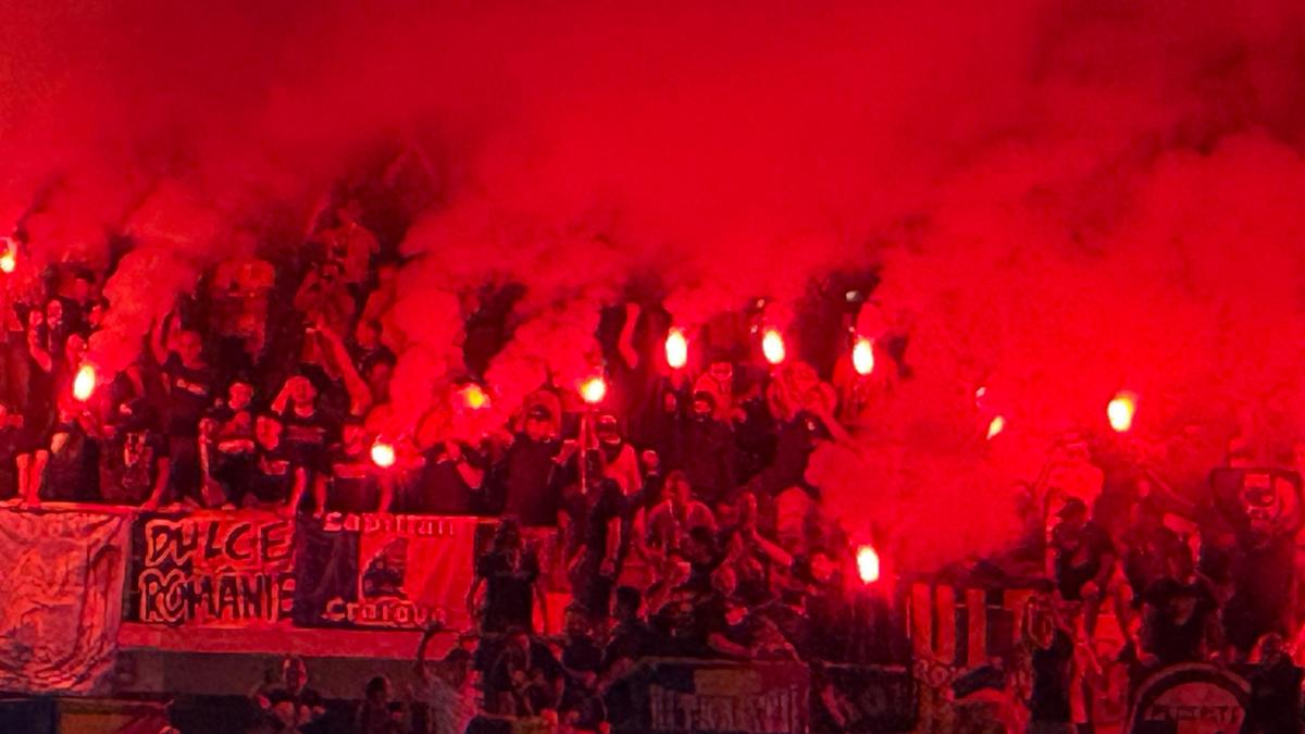 Haos în tribune! Ultrașii de la „Uniți sub tricolor” au aprins zeci de torțe pe stadion + scandări xenofobe