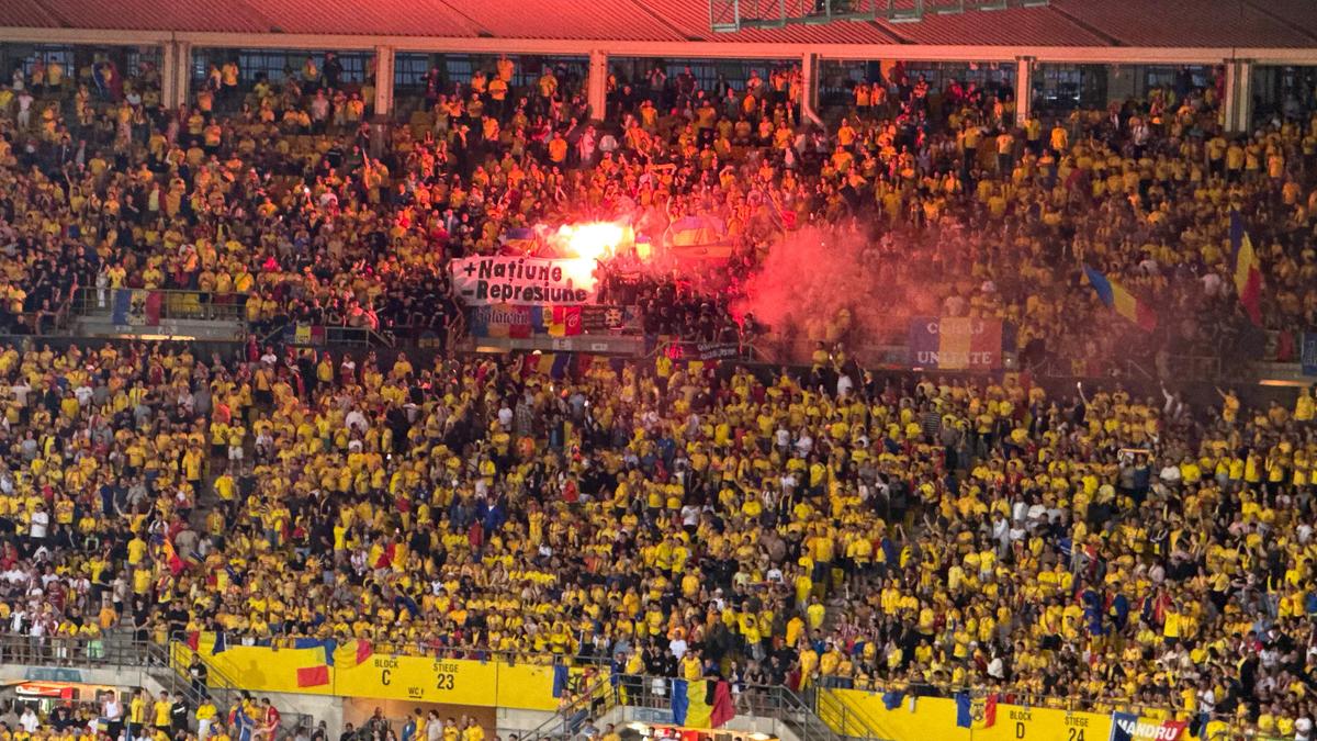 Festivalul de la Viena » Atmosferă de zile mari la Austria - România: ce a vrut să însemne scenografia gazdelor + ai noștri au răspuns cu torțe și un mesaj scurt