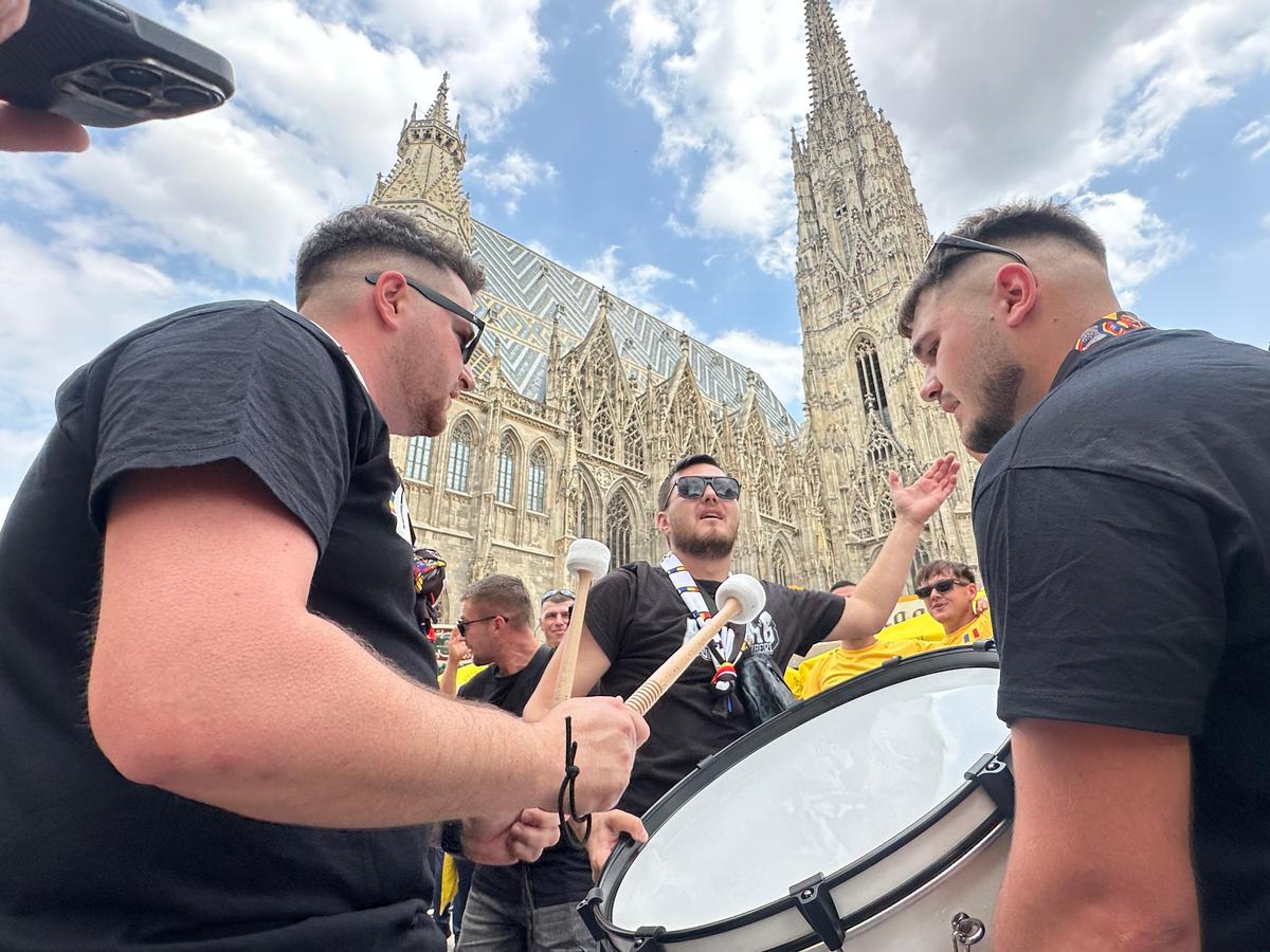 Fanii României în Stephansplatz, Viena